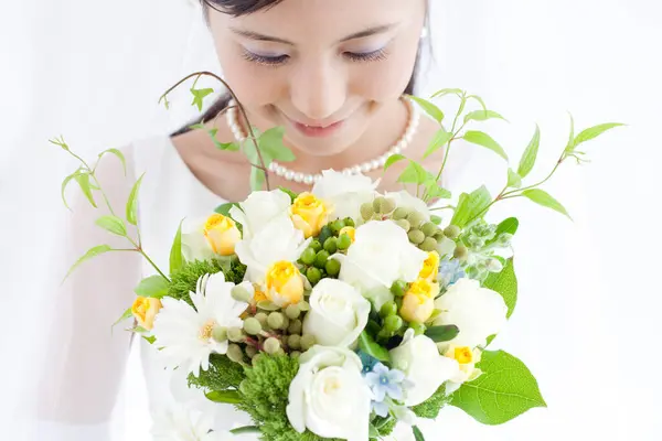 Retrato Bela Noiva Japonesa Com Buquê Flores — Fotografia de Stock