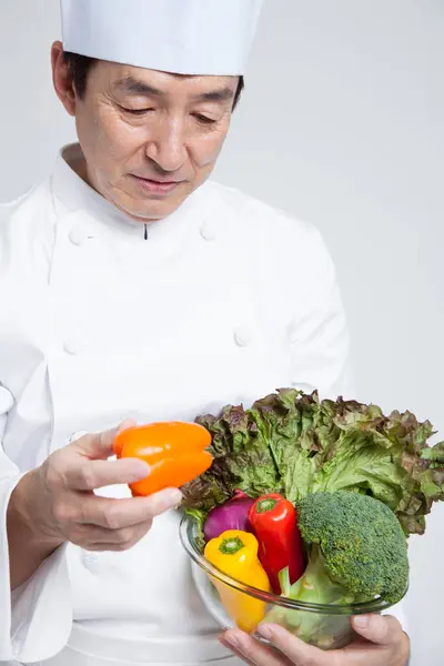 Primer Plano Retrato Japonés Chef Sosteniendo Verduras —  Fotos de Stock