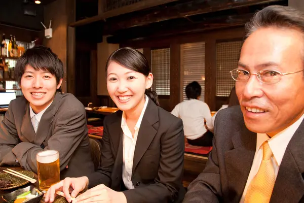 Des Hommes Affaires Japonais Avec Bière Bar — Photo