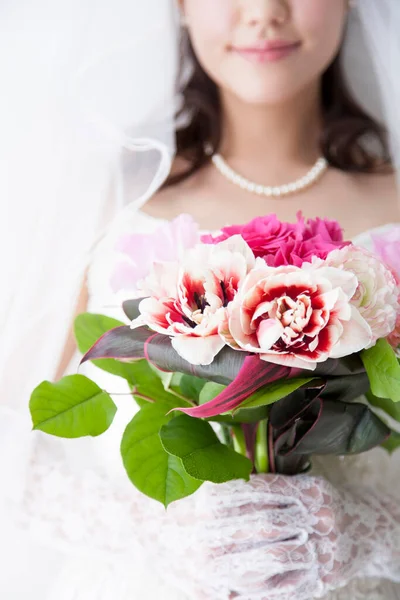 花束の美しい若い花嫁の肖像画 — ストック写真