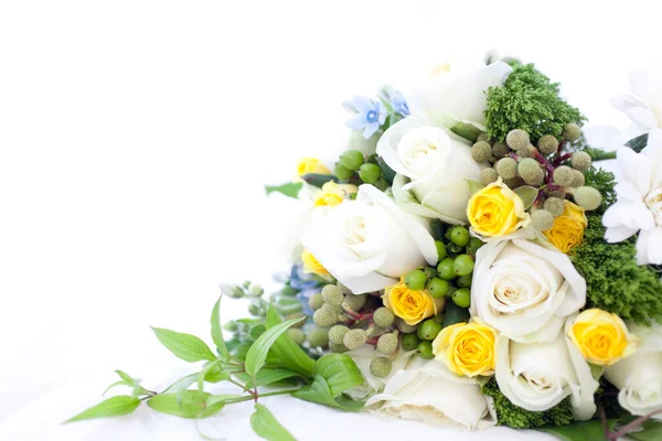 Een Boeket Witte Gele Bloemen Een Wit Oppervlak — Stockfoto