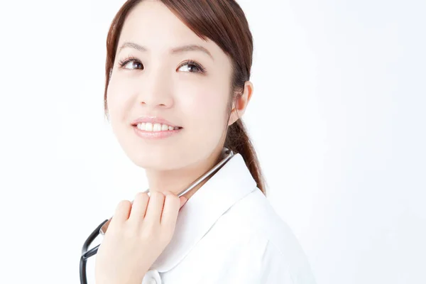 Studio Portret Van Mooie Japanse Verpleegster Witte Badjas Vrolijke Arts — Stockfoto
