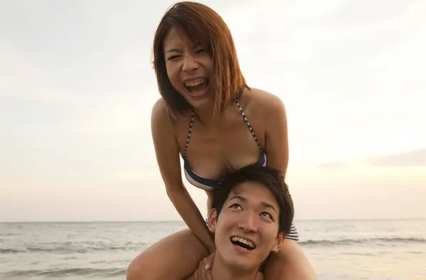 Νεαρό Ευτυχισμένο Ζευγάρι Ερωτευμένο Που Διασκεδάζει Στην Παραλία — Φωτογραφία Αρχείου
