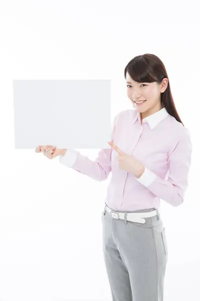 Junge Asiatische Geschäftsfrau Zeigt Leeres Brett Auf Isoliertem Hintergrund — Stockfoto
