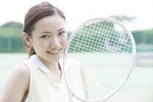 Sarayda Tenis Raketi Olan Genç Asyalı Kadın — Stok fotoğraf