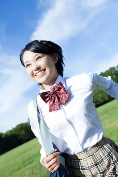 Portrait Fille Asiatique Portant Uniforme Scolaire Courant Sur Prairie — Photo