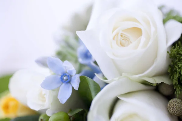 Bir Buket Beyaz Gül Mavi Çiçek — Stok fotoğraf