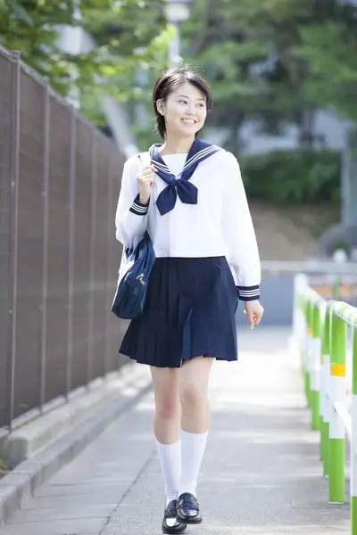 Sorridente Giapponese Studentessa Scuola Femminile Uniforme Posa Sulla Strada — Foto Stock