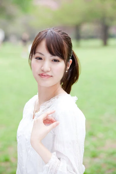 Krásná Asijská Žena Bílých Šatech Parku — Stock fotografie