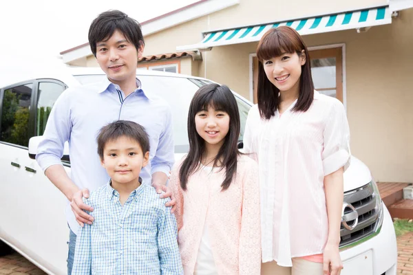 幸福的日本家庭在近处摆姿势的肖像 — 图库照片