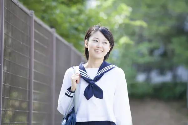 Усміхнений Японський Студентка Школи Уніформі Позує Вулиці — стокове фото
