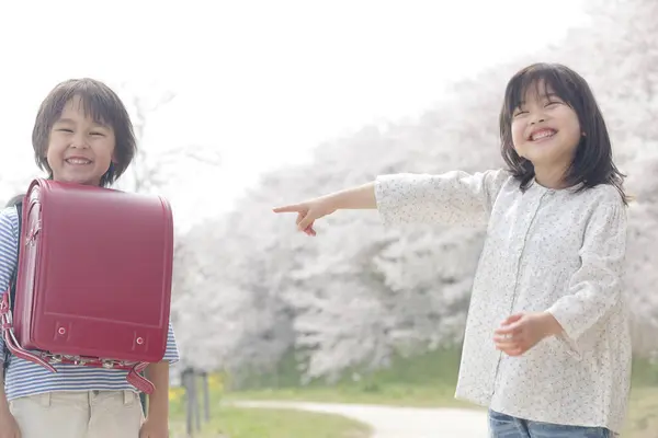 Słodkie Japoński Dziewczyna Chłopiec Parku Wiosennym Koncepcja Edukacji — Zdjęcie stockowe