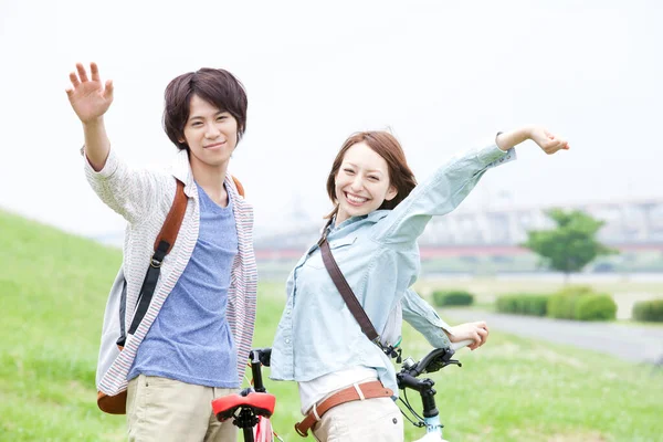Young Couple Riding Bicycles Summer Park Healthy Lifestyle Concept — Stock Photo, Image