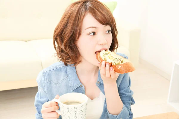 Mujer Japonesa Joven Desayunando Casa — Foto de Stock
