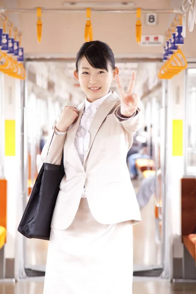 Asiático Mulher Negócios Trem Mostrando Vitória Gesto — Fotografia de Stock