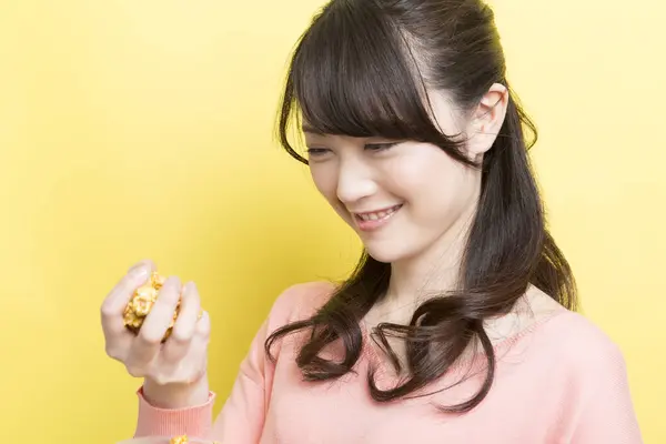 Retrato Mujer Asiática Comiendo Palomitas Maíz Sobre Fondo Amarillo —  Fotos de Stock