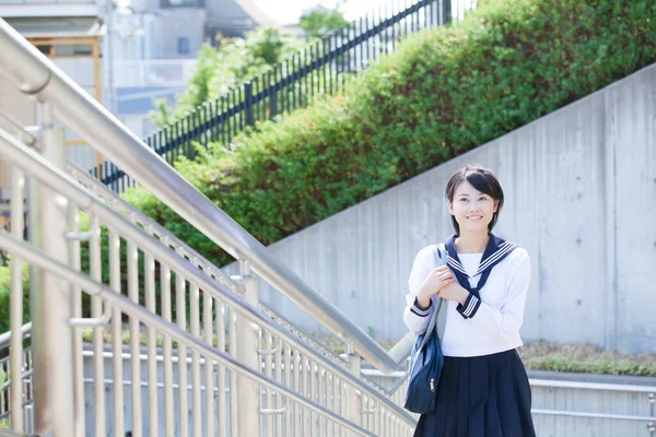 Χαμογελαστή Γιαπωνέζα Μαθήτρια Στολή Που Ποζάρει Στις Σκάλες — Φωτογραφία Αρχείου