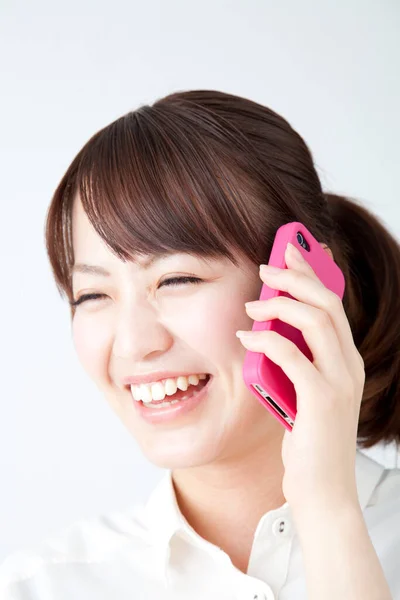 Азіатська Жінка Розмовляє Мобільному Телефоні Студійний Знімок — стокове фото