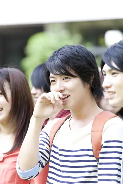 Χαμογελαστοί Νέοι Ιάπωνες Φοιτητές Στο Πανεπιστήμιο — Φωτογραφία Αρχείου