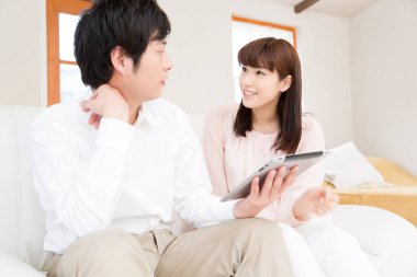 Tablet kullanan genç bir çift.