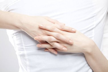 Genç Asyalı kadın erkeğine sarılıyor. aşk konsepti.