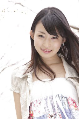 Genç Japon kız baharda açık havada. 