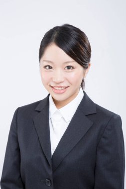 Stüdyoda poz veren Asyalı iş kadını