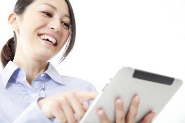 Tablet bilgisayar kullanan bir kadın, stüdyo fotoğrafı. 