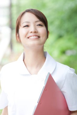 Parktaki Asyalı genç bir kızın portresi.