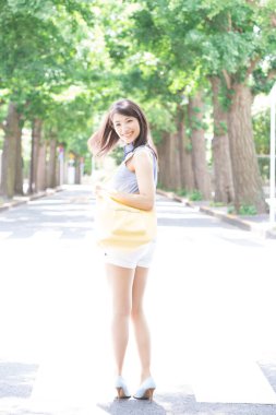 parkta güzel bir genç kadın portresi 