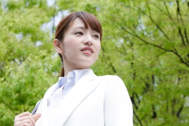 Parktaki genç iş kadınının portresi 