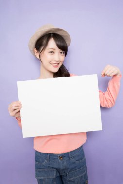 Boş beyaz pankartıyla gülümseyen Asyalı genç kadın.