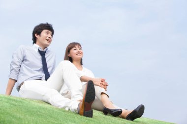 çimlerde oturan genç bir çift