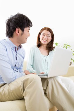 Genç adam ve dizüstü bilgisayar kullanan kadın