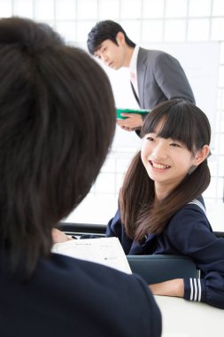 Öğrenciler sınıf tartışması sırasında etkileşim halindeler