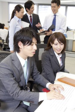 Profesyonellerin çalışmalarına odaklanan fotoğrafları.