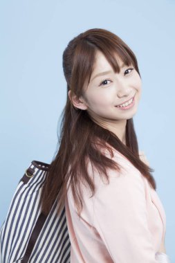 Stüdyoda poz veren Japon kadının portresi.