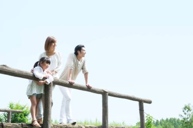 Köprüde duran bir aile 