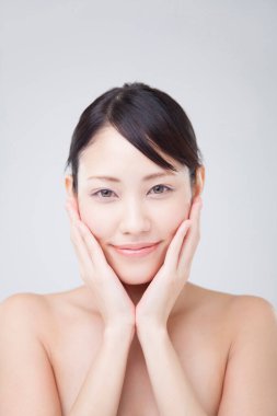 Temiz tenli güzel bir kadının portresi. güzellik tedavi konsepti, kozmetoloji ve spa 