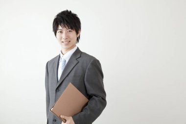 ofiste duran genç işadamı