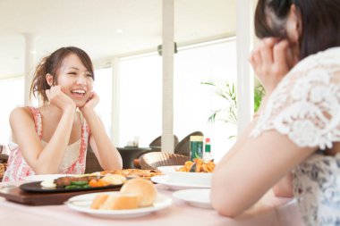 genç kadınlar birlikte kahvaltı ediyor 