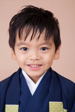 Geleneksel kimonolu şirin Asyalı çocuk.