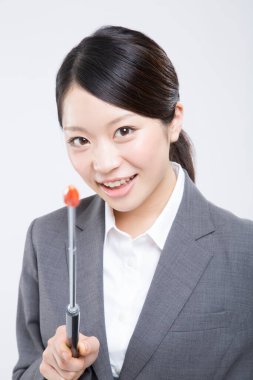 Beyaz arka planda işaretçi ile iş kadını