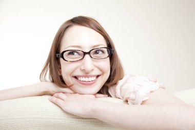 Genç kadın gülümsüyor, stüdyo çekimi. 