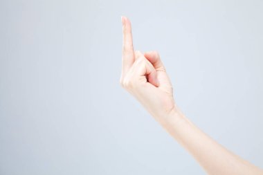 Beyaz arka planda el hareketi yapan kadınların yakın çekimi. 