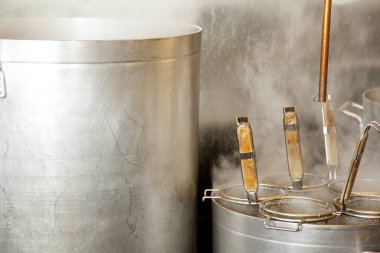 Mutfakta paslanmaz çelik pişirme, makarna kaynıyor.