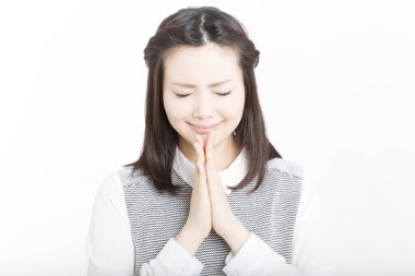 Beyaz tenli güzel duygusal Japon kadının portresi.