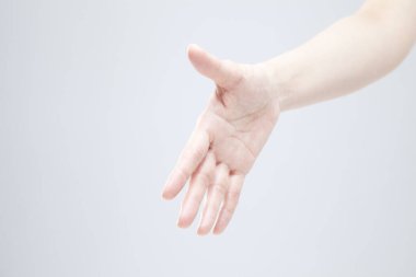 Beyaz arka planda el hareketi yapan kadınların yakın çekimi. 