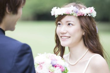 Genç çift parkta gelin ve damat