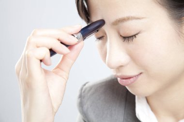 İş kadınının başı ağrıyor, stüdyo çekimi. 